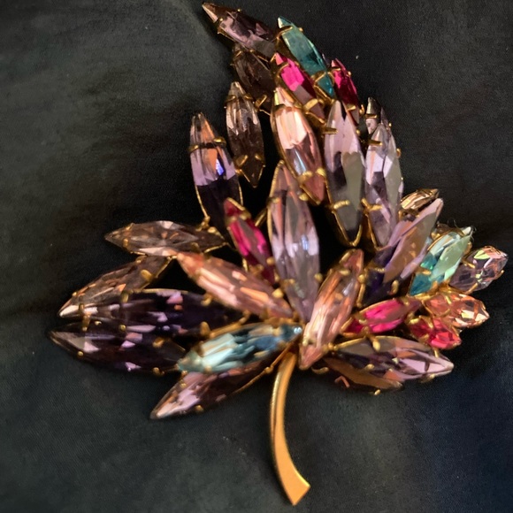 Stunning vintage Austrian Crystal Leaf Marquise Brooch - Picture 2 of 5